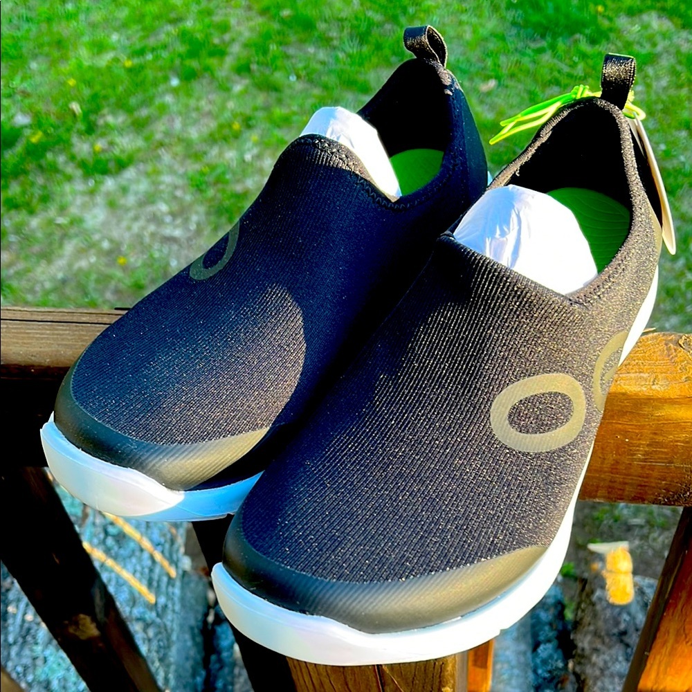 Women OOFOS sport black and white size 8.5